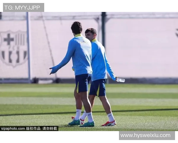 足球明星在寒冷天气中佩戴保暖手套展现时尚与运动的完美结合